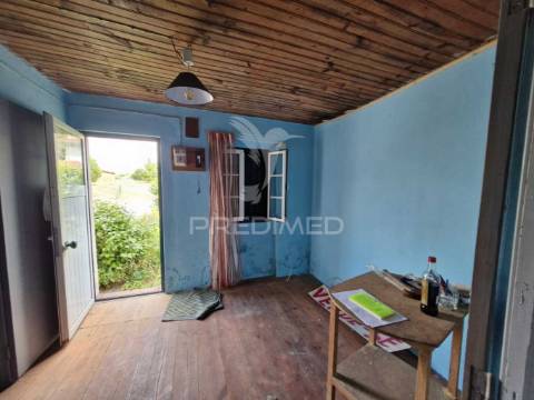 Casa antiga para recuperar situada em aldeia perto de salir do porto