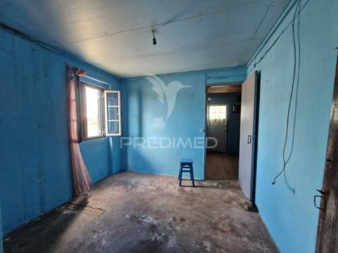 Casa antiga para recuperar situada em aldeia perto de salir do porto