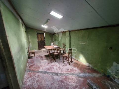 Casa antiga para recuperar situada em aldeia perto de salir do porto