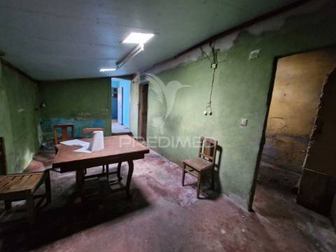 Casa antiga para recuperar situada em aldeia perto de salir do porto