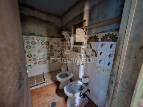 Casa antiga para recuperar situada em aldeia perto de salir do porto
