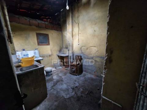 Casa antiga para recuperar situada em aldeia perto de salir do porto