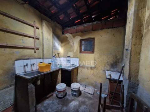 Casa antiga para recuperar situada em aldeia perto de salir do porto
