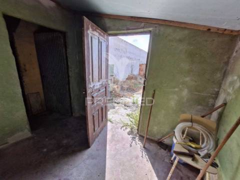Casa antiga para recuperar situada em aldeia perto de salir do porto