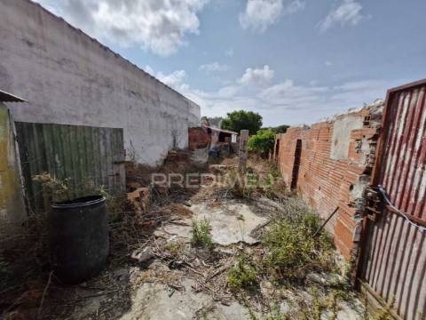 Casa antiga para recuperar situada em aldeia perto de salir do porto