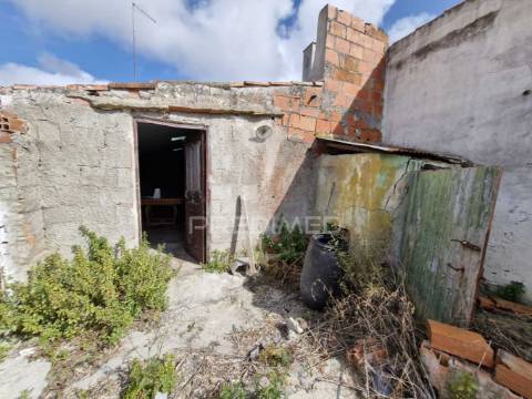Casa antiga para recuperar situada em aldeia perto de salir do porto