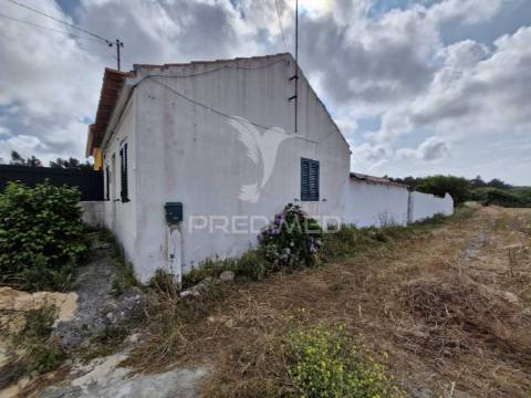 Casa antiga para recuperar situada em aldeia perto de salir do porto