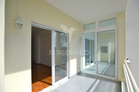 Apartamento t2/estacionamento privado