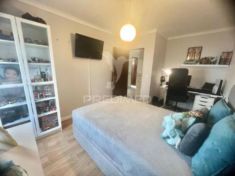 Apartamento t3 com 121m2 - urbanização dos loios