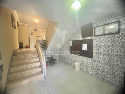 Apartamento t3 com 121m2 - urbanização dos loios