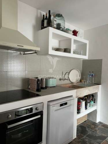 Moradia remodelada em fornalhas velhas