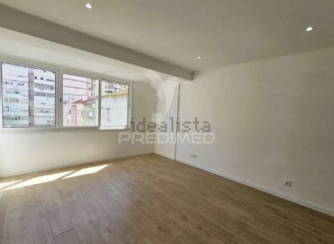 T3 santa iria da azoia com terraços