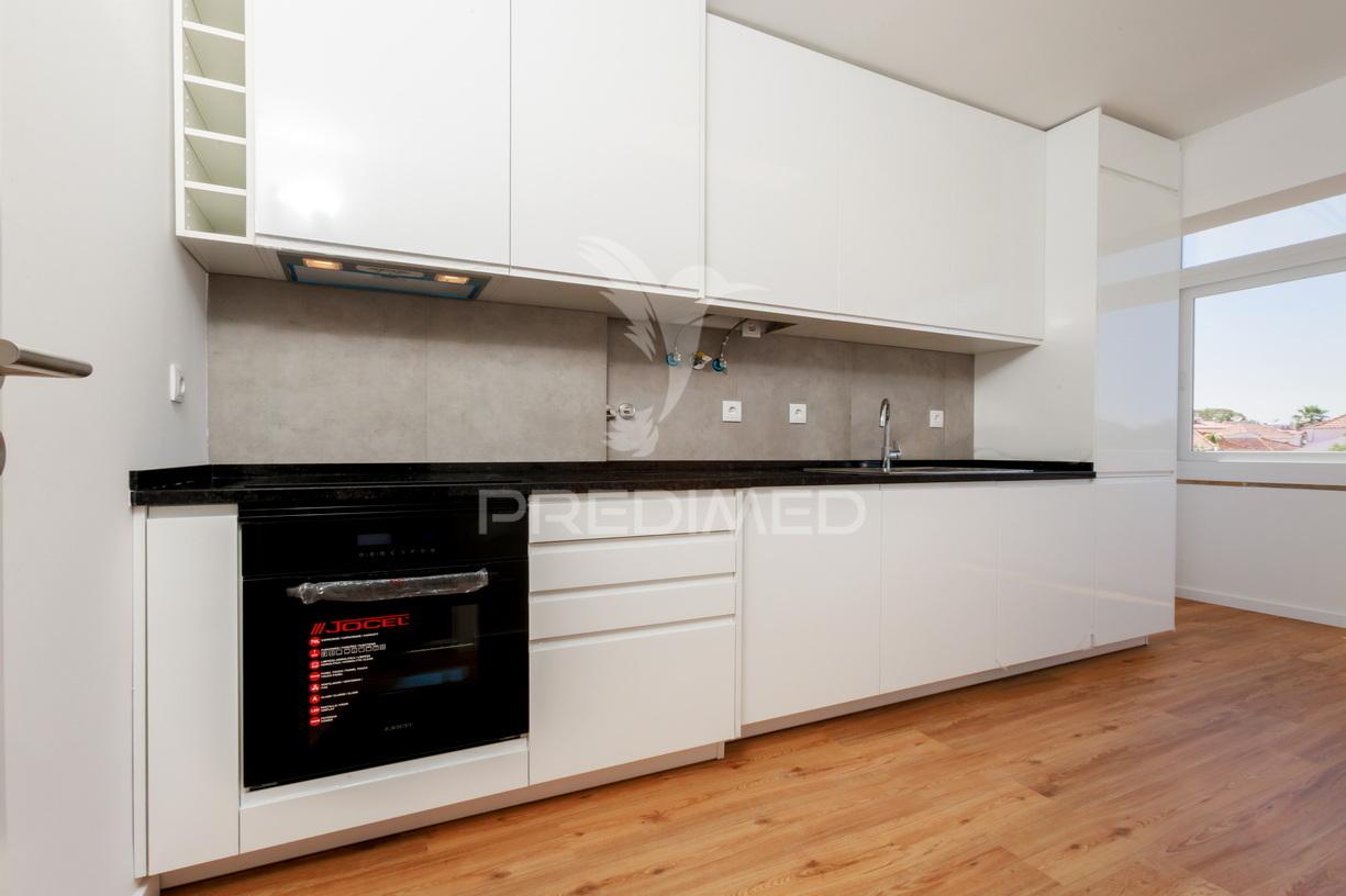 Apartamento t2  totalmente remodelado - quinta da trindade - arrentela - seixal - 245.900 €