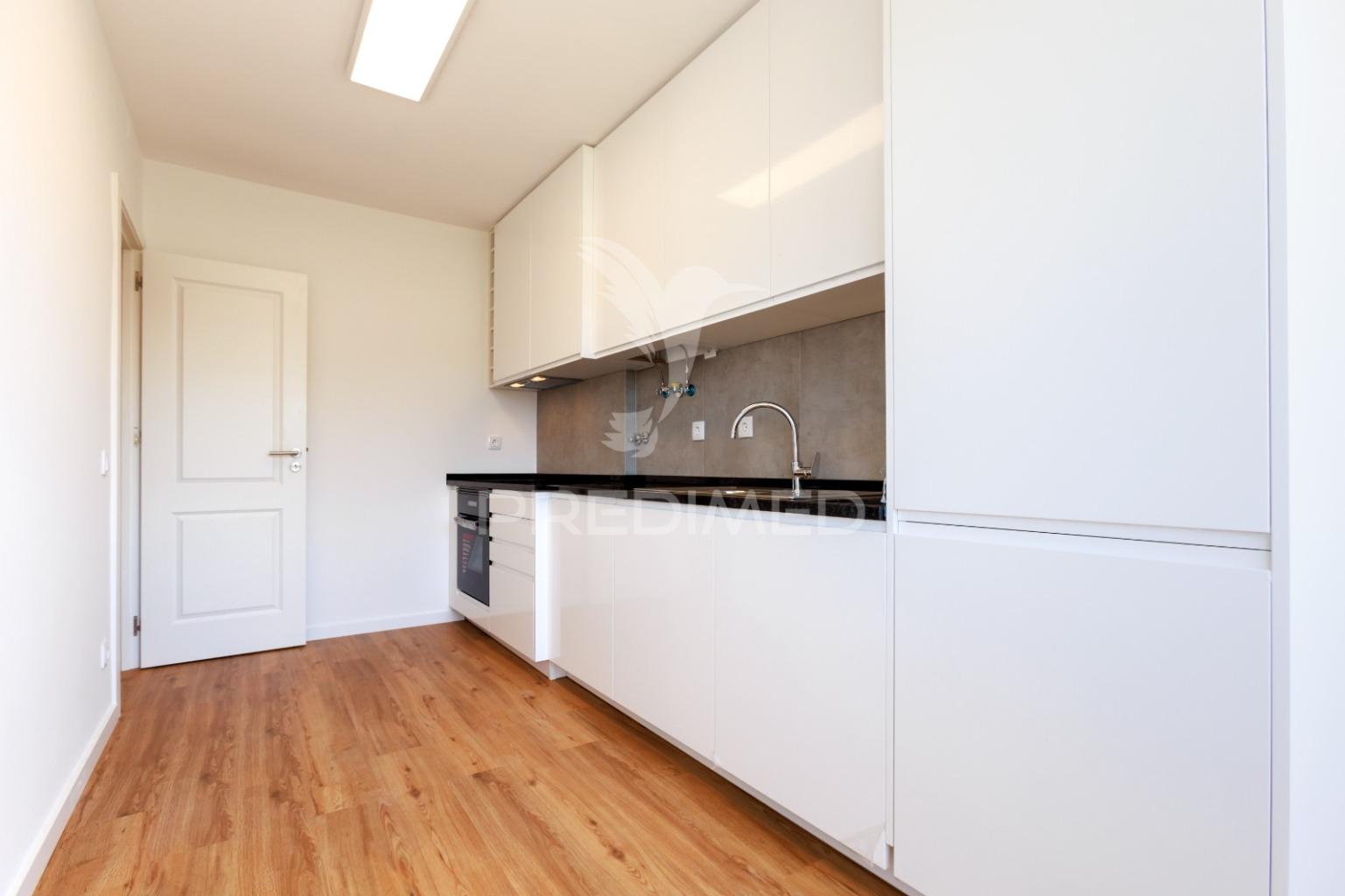 Apartamento t2  totalmente remodelado - quinta da trindade - arrentela - seixal - 245.900 €