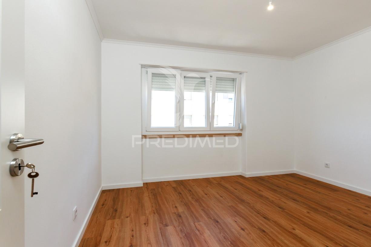 Apartamento t2  totalmente remodelado - quinta da trindade - arrentela - seixal - 245.900 €