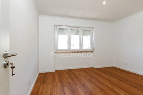 Apartamento t2  totalmente remodelado - quinta da trindade - arrentela - seixal - 245.900 €