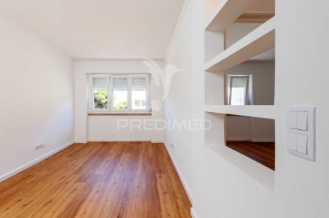 Apartamento t2  totalmente remodelado - quinta da trindade - arrentela - seixal - 245.900 €
