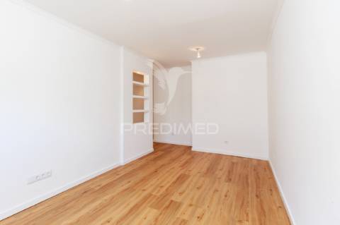 Apartamento t2  totalmente remodelado - quinta da trindade - arrentela - seixal - 245.900 €