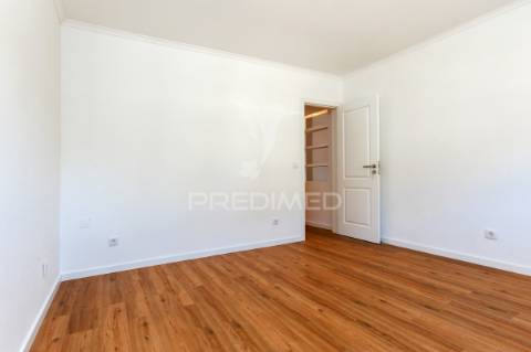 Apartamento t2  totalmente remodelado - quinta da trindade - arrentela - seixal - 245.900 €