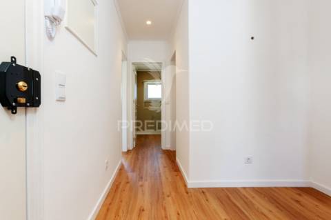Apartamento t2  totalmente remodelado - quinta da trindade - arrentela - seixal - 245.900 €