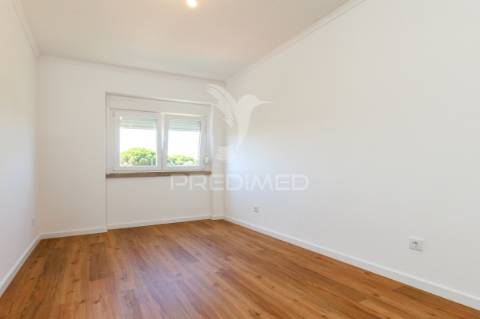 Apartamento t2  totalmente remodelado - quinta da trindade - arrentela - seixal - 245.900 €