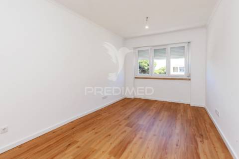 Apartamento t2  totalmente remodelado - quinta da trindade - arrentela - seixal - 245.900 €