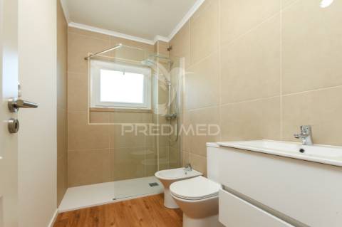 Apartamento t2  totalmente remodelado - quinta da trindade - arrentela - seixal - 245.900 €