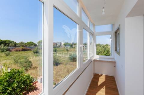 Apartamento t2  totalmente remodelado - quinta da trindade - arrentela - seixal - 245.900 €