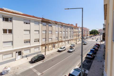 Apartamento t2  totalmente remodelado - quinta da trindade - arrentela - seixal - 245.900 €