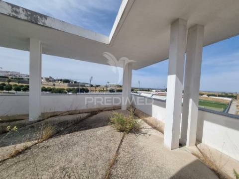 Terreno com prédio elvas