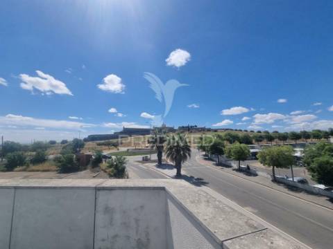 Terreno com prédio elvas