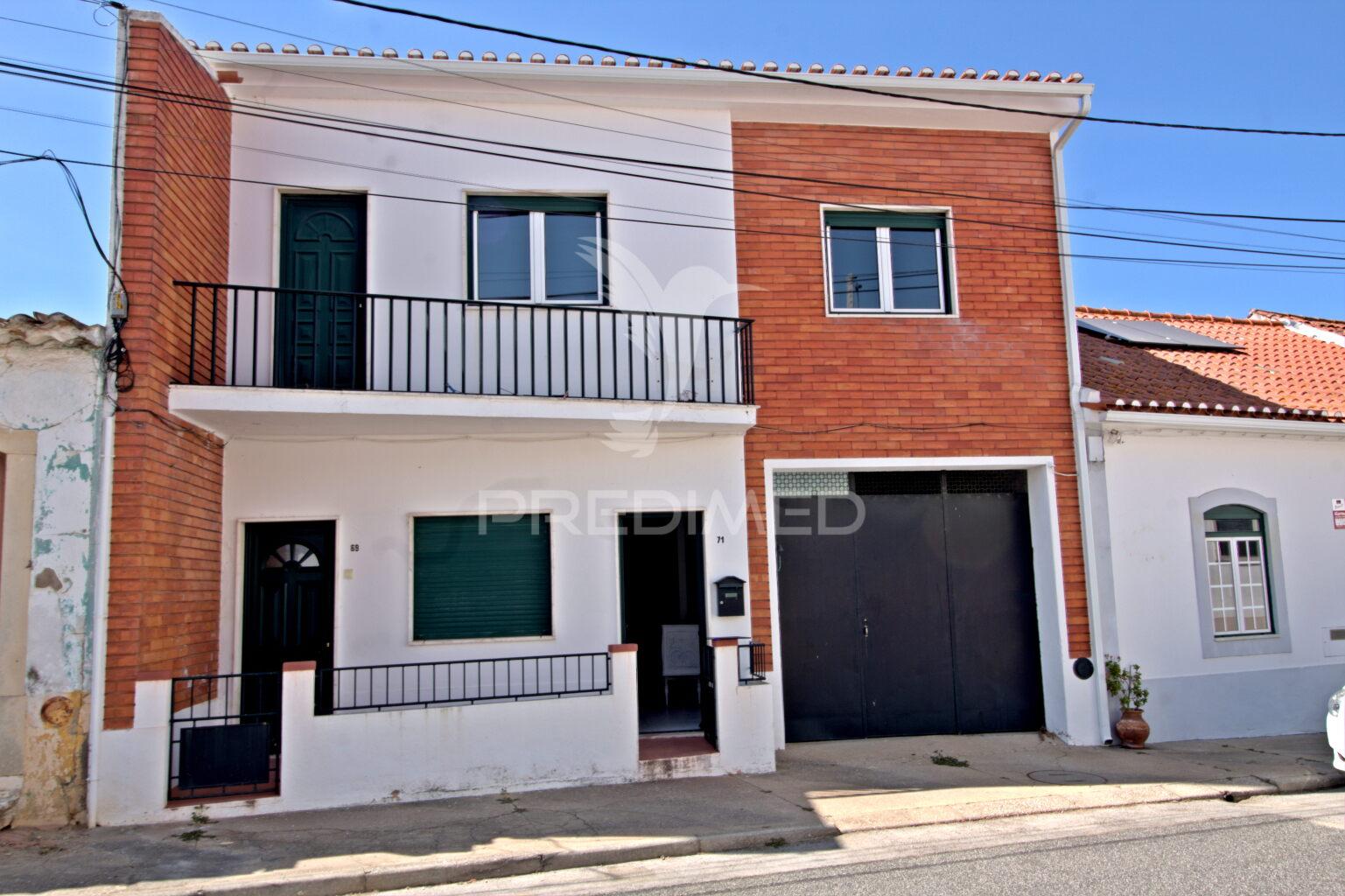 Moradia v5 com infraestrutura equestre no centro da golegã