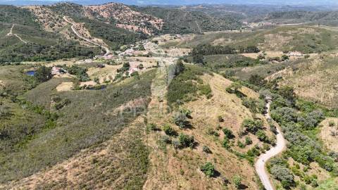 Monte alentejano a 50 km da costa com 90.000 m2 com sobreiros