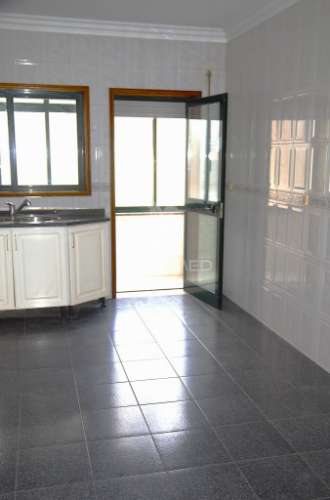Apartamento t2 com garagem e vista rio em gondomar