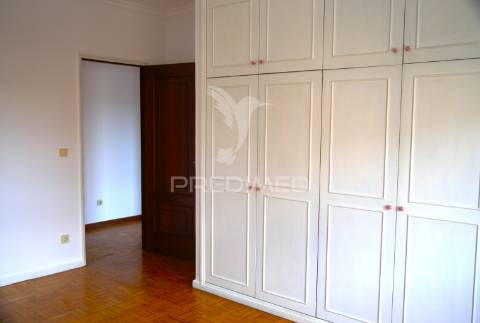 Apartamento t2 com garagem e vista rio em gondomar
