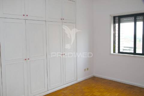 Apartamento t2 com garagem e vista rio em gondomar