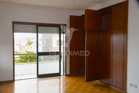 Apartamento t2 com garagem e vista rio em gondomar