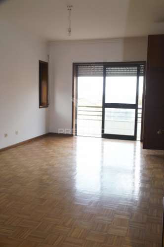 Apartamento t2 com garagem e vista rio em gondomar