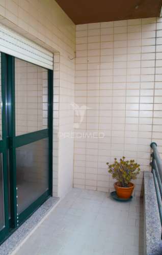 Apartamento t2 com garagem e vista rio em gondomar