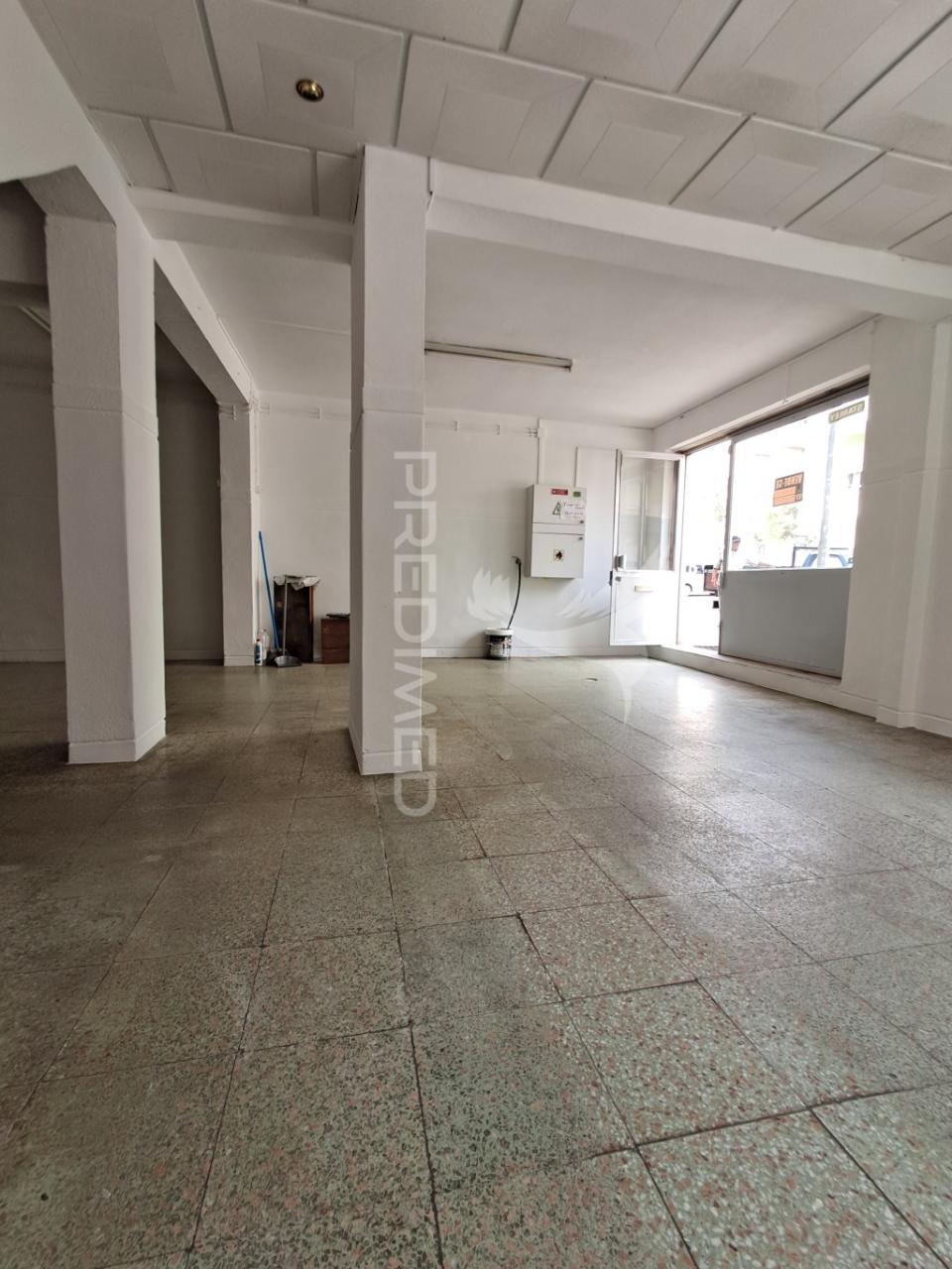 Loja bem localizada no seixal, bairro novo