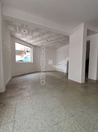 Loja bem localizada no seixal, bairro novo