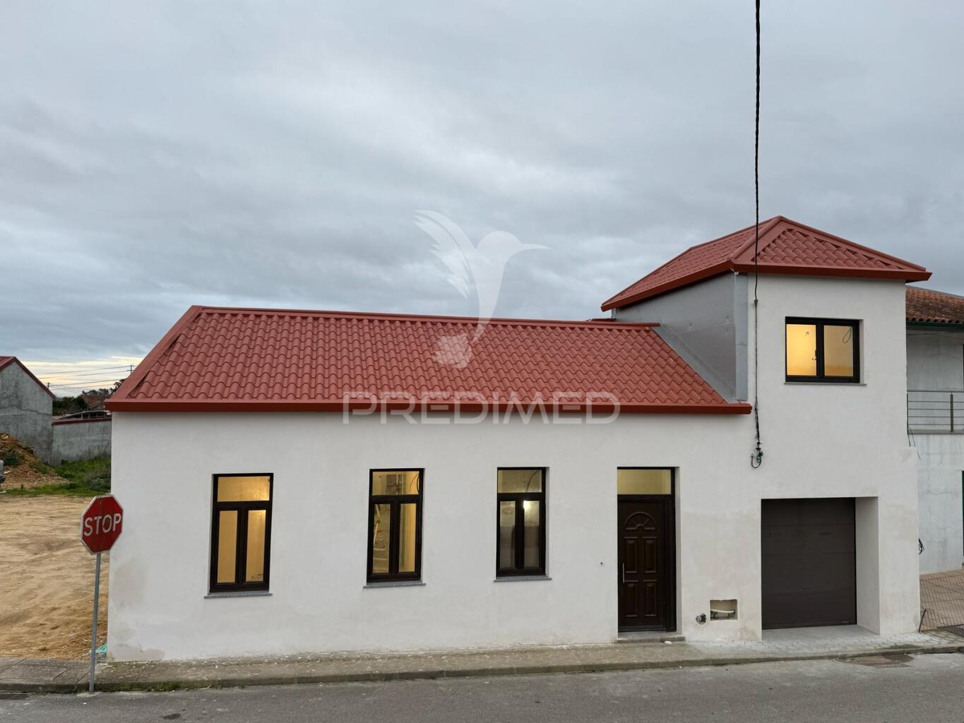 Moradia t3 totalmente remodelada c/ jardim, terraço e garagem