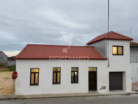Moradia t3 totalmente remodelada c/ jardim, terraço e garagem