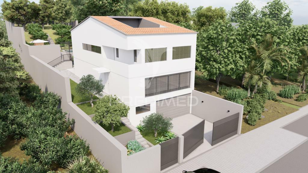 Terreno – moradia de 3 frentes – valadares