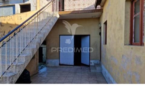 Moradia v3 com logradouro e garagem
