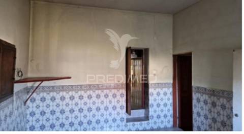 Moradia v3 com logradouro e garagem