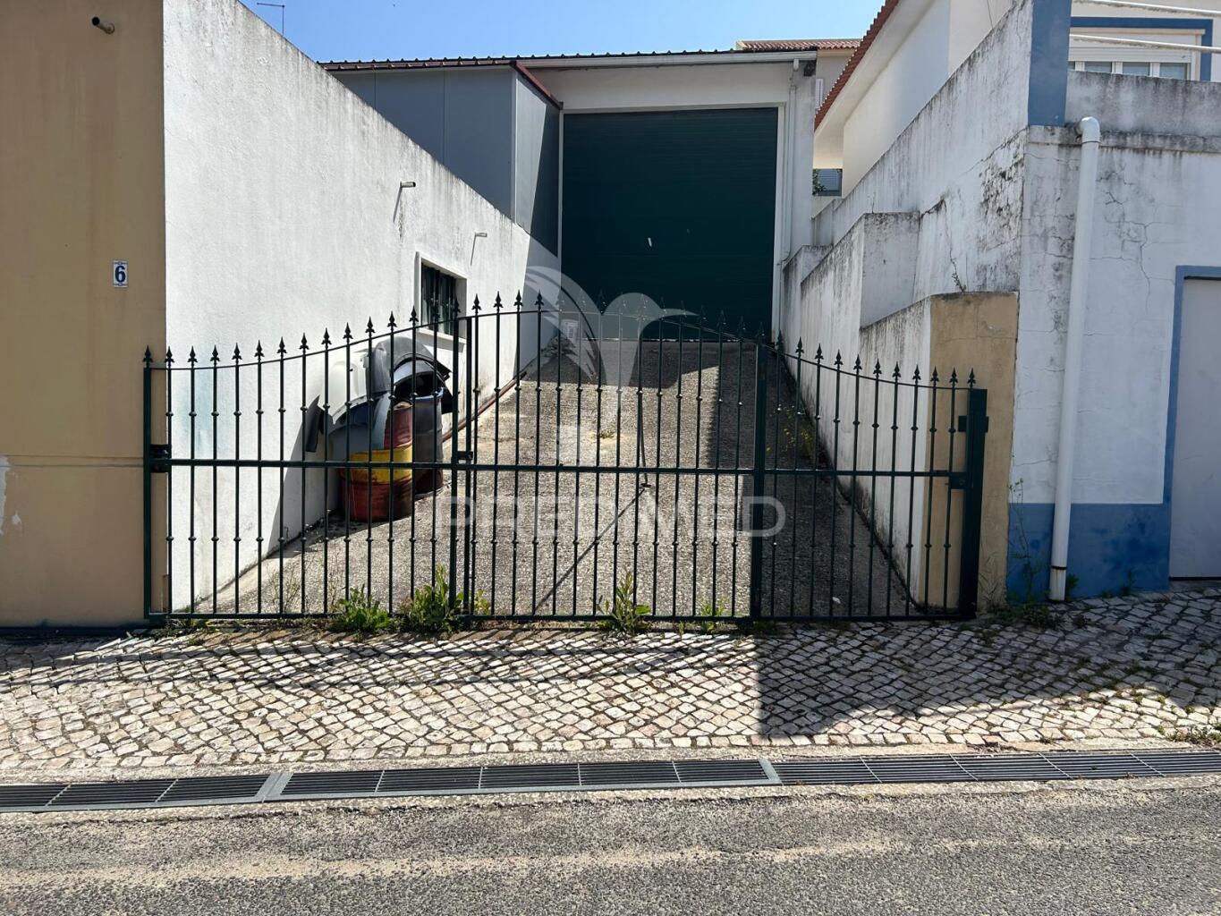 Armazém com 126m2 em ota