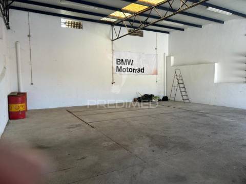 Armazém com 126m2 em ota