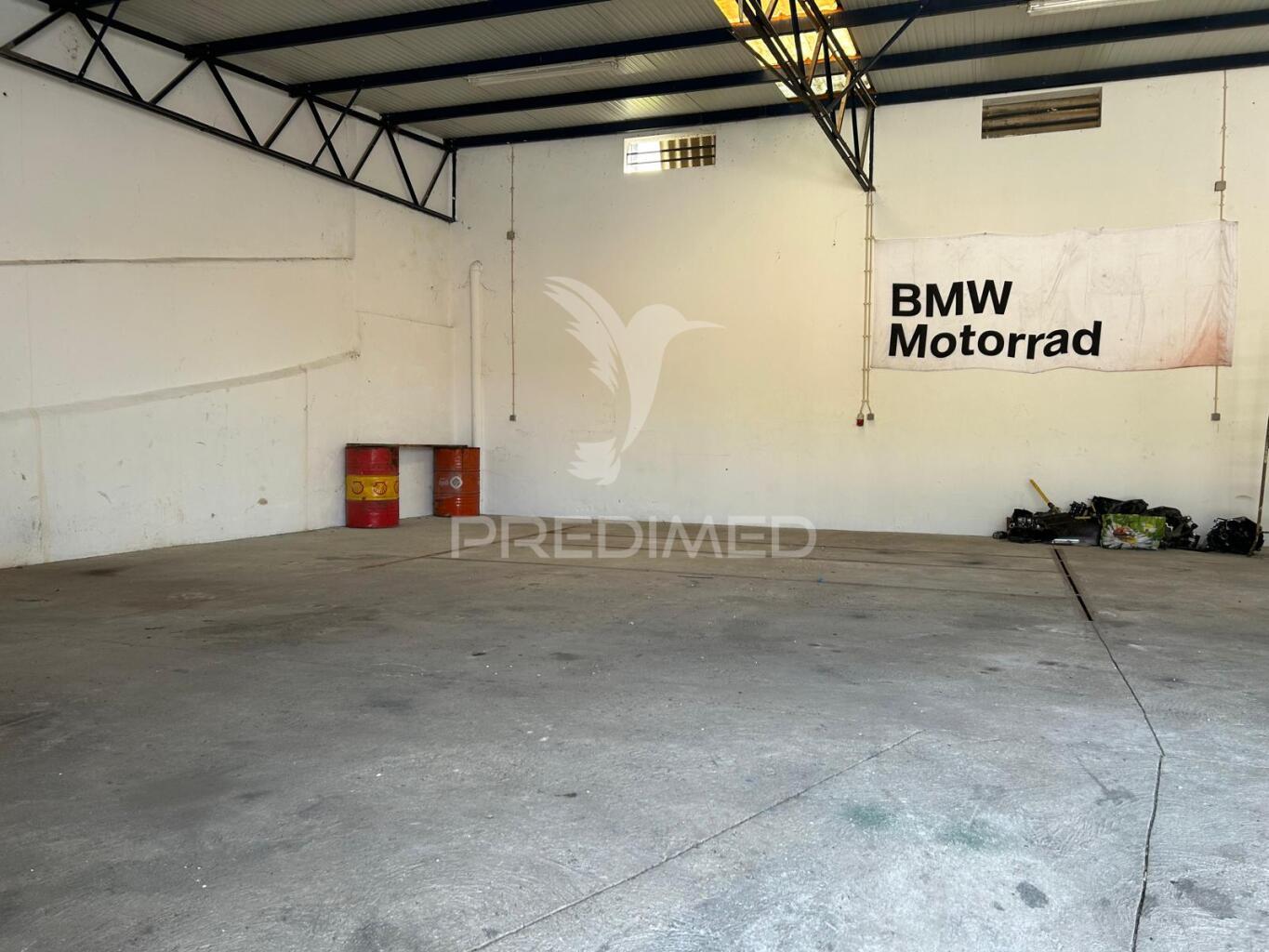 Armazém com 126m2 em ota