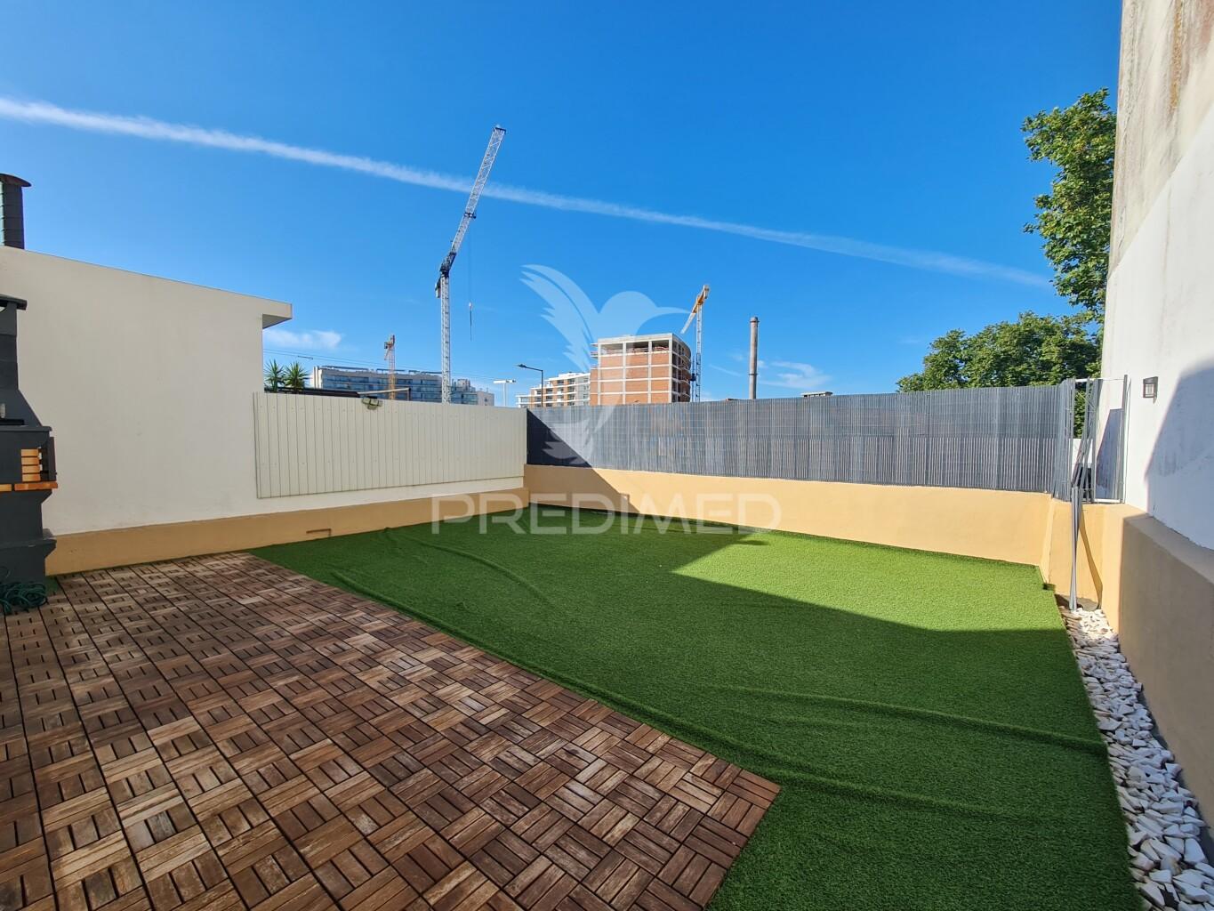 Apartamento t2 remodelado com terraço no centro do barreiro